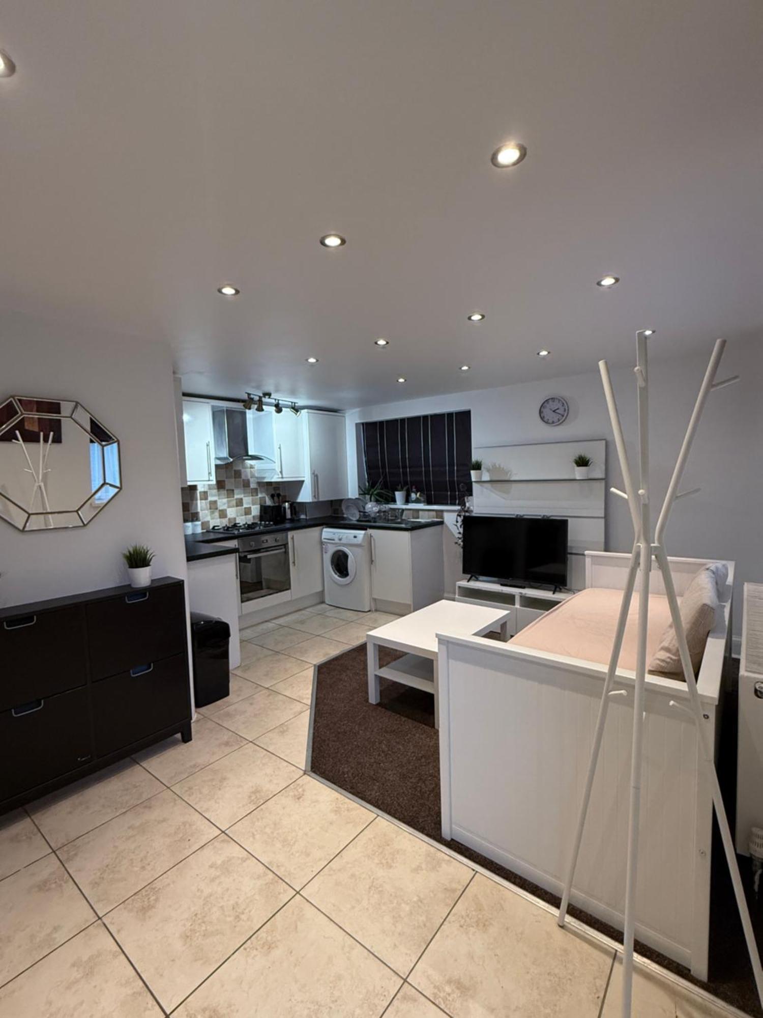 Cosy Guest Suite, West London Χάνσλοου Εξωτερικό φωτογραφία